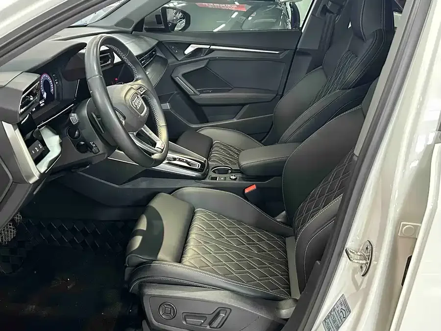 Audi A3 2025 Sportback 35TFSI Flying Spur Premium Edition 2025 — миниатюра 5