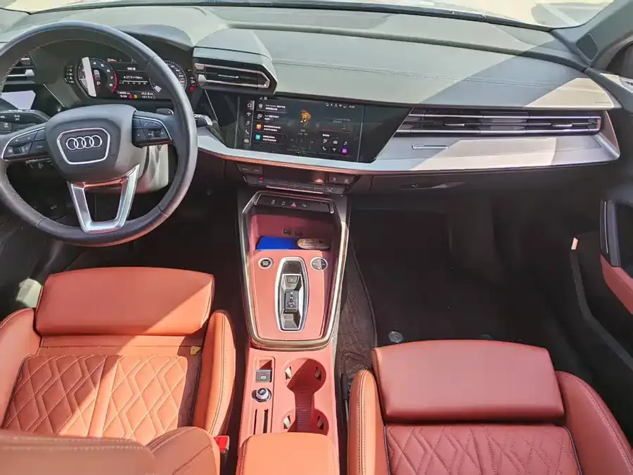 Audi A3 2025 Sportback 35TFSI Flying Spur Premium Edition 2025 — миниатюра 2