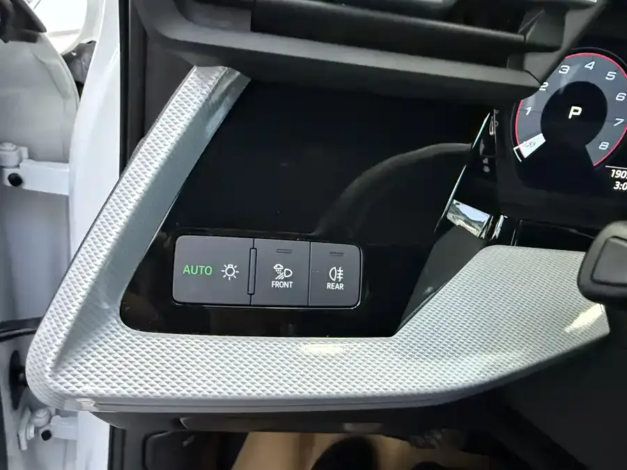 Audi A3 2023 facelift Sportback 35 TFSI stylish and sporty 2023 — миниатюра 3