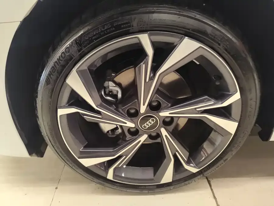 Audi A3 2025 Sportback 35TFSI Flying Spur Premium Edition 2025 — миниатюра 2