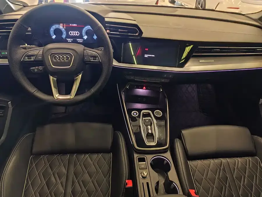 Audi A3 2025 Sportback 35TFSI Flying Spur Premium Edition 2025 — миниатюра 3