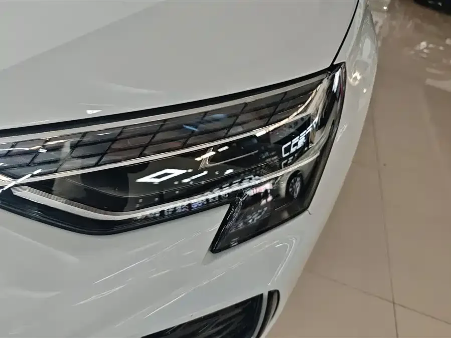 Audi A3 2025 Sportback 35TFSI Flying Spur Premium Edition 2026 — миниатюра 2