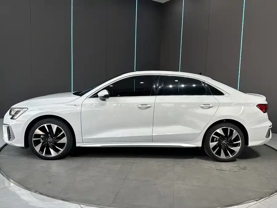 Audi A3 2024 A3L Limousine 35 TFSI Fashion Sports 2024 — миниатюра 2