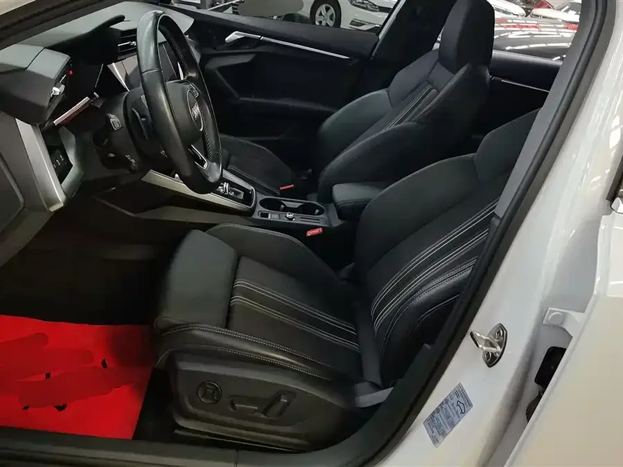 Audi A3 2024 Sportback 35 TFSI stylish and sporty 2024 — миниатюра 3