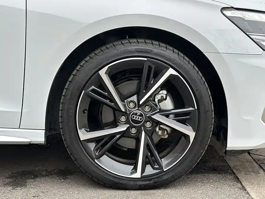 Audi A3 2024 Sportback 35 TFSI stylish and sporty 2024 — миниатюра 3