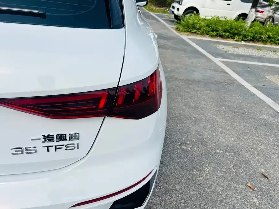 Audi A3 2024 Sportback 35 TFSI stylish and sporty 2024 — миниатюра 3