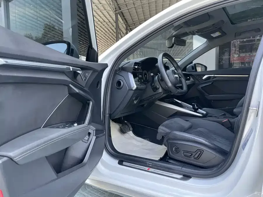 Audi A3 2023 facelift Sportback 35 TFSI luxury sports model 2023 — миниатюра 4
