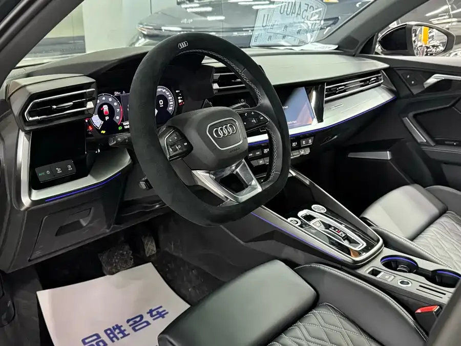 Audi A3 2025 Sportback 35TFSI Flying Spur Premium Edition 2025 — миниатюра 3