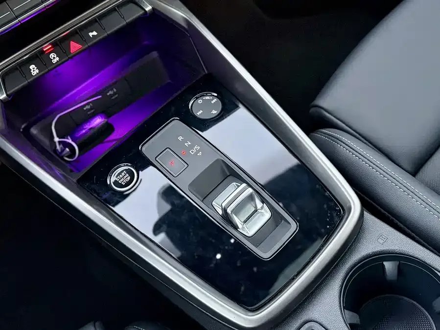 Audi A3 2024 Sportback 35 TFSI stylish and sporty 2024 — миниатюра 3