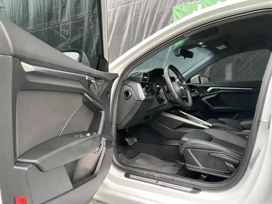 Audi A3 2023 facelift A3L Limousine 35 TFSI aggressive and sporty 2023 — миниатюра 5