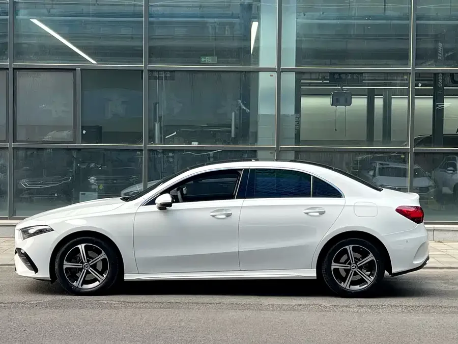 Mercedes-Benz Class A Mercedes-Benz A-Class 2024 A 200 L Fashion Edition 2024 — миниатюра 2