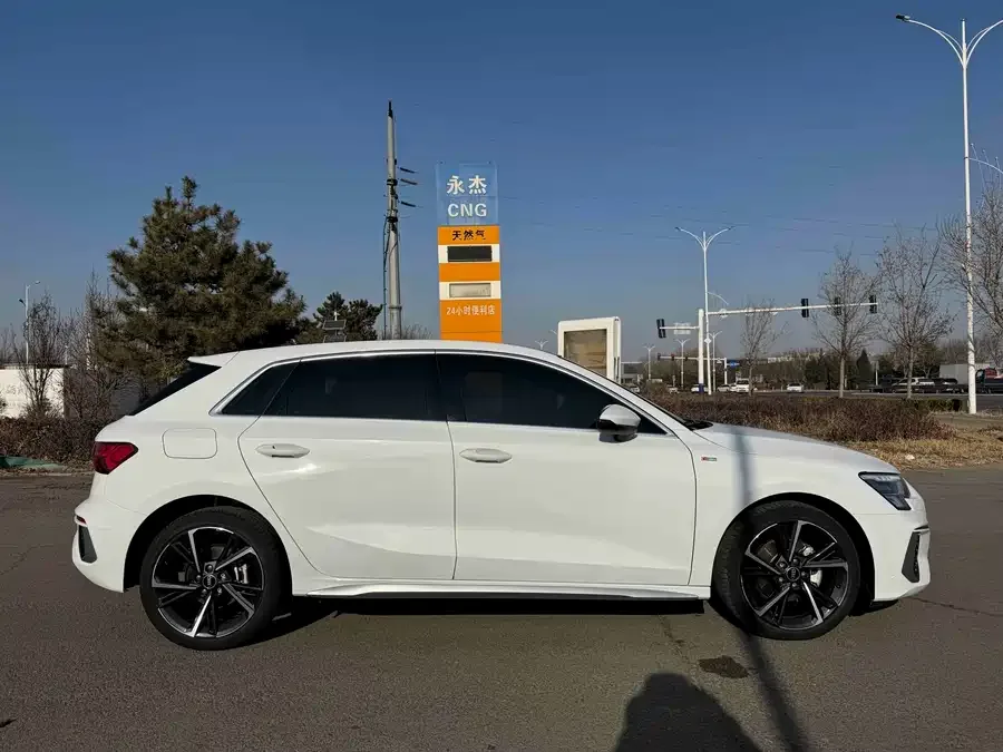 Audi A3 2024 Sportback 35 TFSI stylish and sporty 2024 — миниатюра 2
