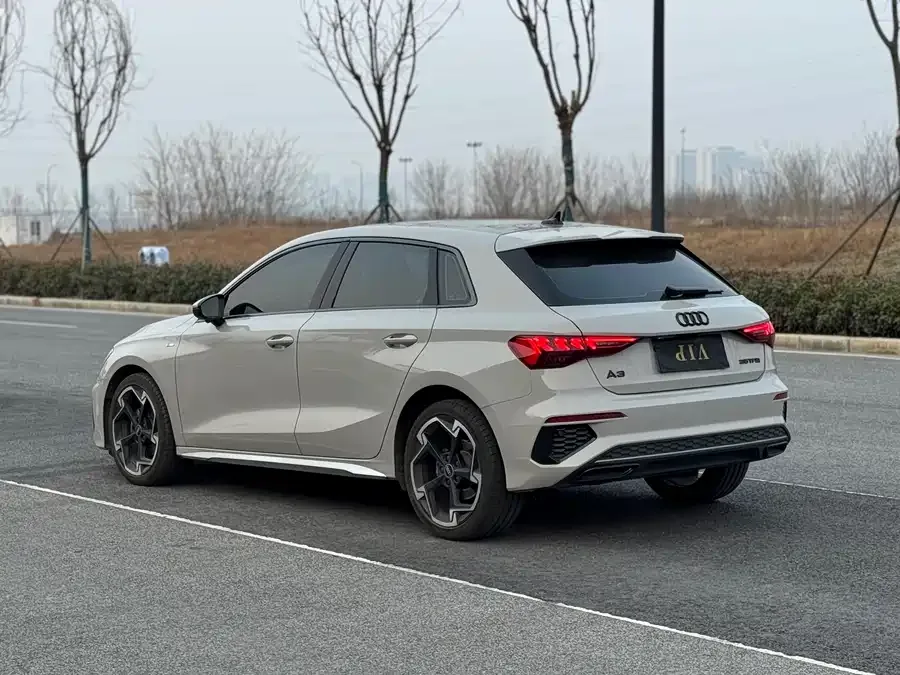 Audi A3 2024 Sportback 35 TFSI stylish and sporty 2024 — миниатюра 3