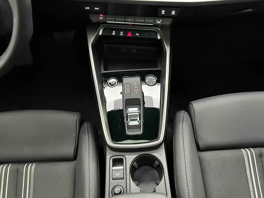 Audi A3 2023 A3L Limousine 35 TFSI Fashion Sports 2023 — миниатюра 2