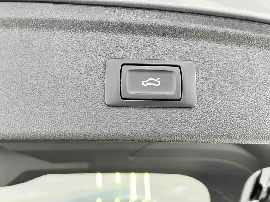 Audi A3 2023 facelift Sportback 35 TFSI luxury sports model 2023 — миниатюра 5