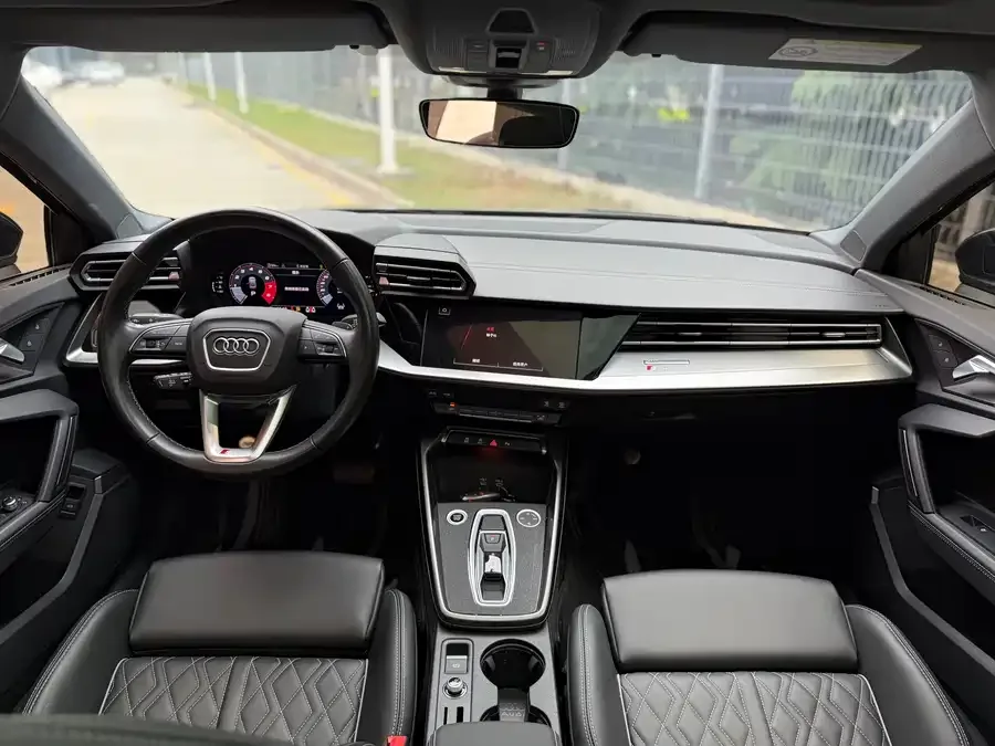 Audi A3 2025 A3L Limousine 35TFSI Flying Spur Premium Edition 2025 — миниатюра 2