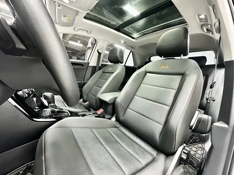Volkswagen T-ROC T-ROC 2021 280TSI DSG two-wheel drive comfortable and connected 30th anniversary commemorative edition 2022 — миниатюра 4