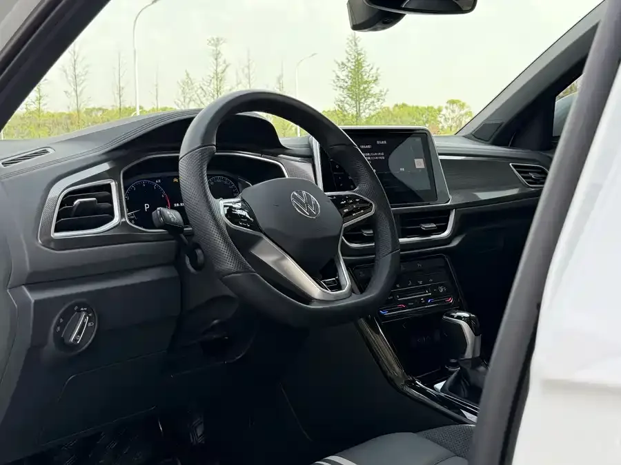 Volkswagen T-ROC T-ROC 2024 300TSI DSG 2WD Chenguang Edition 2024 — миниатюра 2