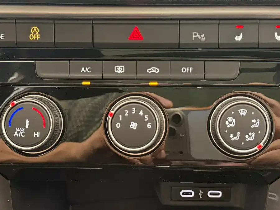 Volkswagen T-ROC T-ROC 2021 280TSI DSG two-wheel drive R-Line Pro intelligent version 2022 — миниатюра 4