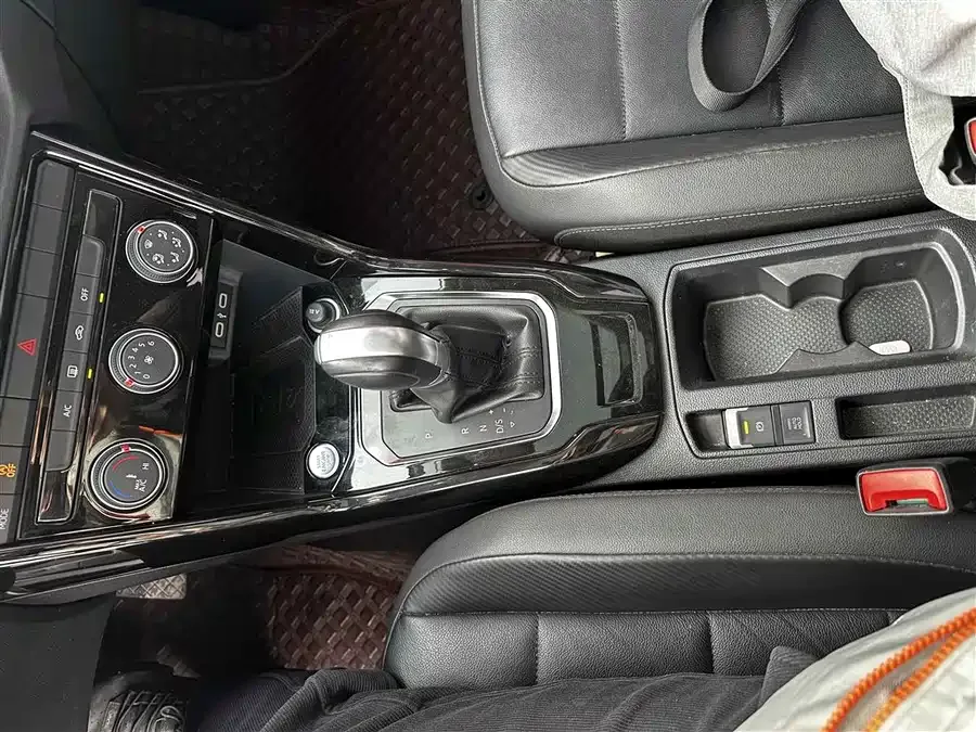Volkswagen T-ROC T-ROC Tange 2021 facelift 280TSI DSG two-wheel drive comfortable intelligent connected version 2022 — миниатюра 3