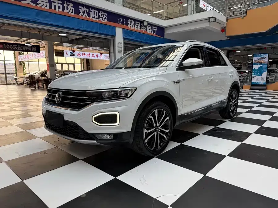 Volkswagen T-ROC T-ROC 2022 280TSI DSG 2WD Comfort PLUS 2022 — фото 1, купить с доставкой в Москву