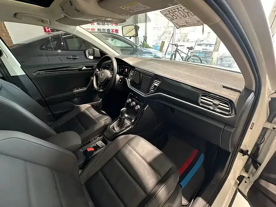 Volkswagen T-ROC T-ROC 2021 280TSI DSG two-wheel drive comfortable and connected 30th anniversary commemorative edition 2022 — миниатюра 4