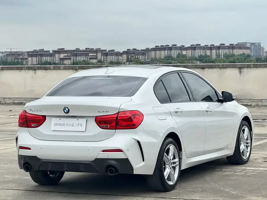 BMW 1 series BMW 1 Series 2021 facelift 120i M Sport Night Edition 2022 — миниатюра 2