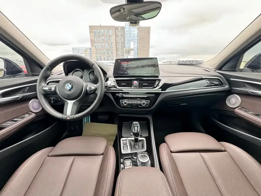BMW 1 series BMW 1 Series 2021 facelift 120i M Sport Night Edition 2022 — миниатюра 4