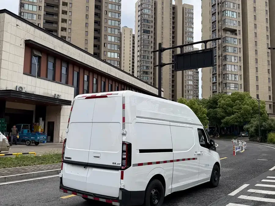 Remote Super VAN 2025 Long Range Super VAN, Mid-Wheelbase High-Roof, 51kWh 2024 — миниатюра 2