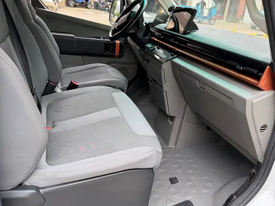 Remote Super VAN 2025 Long Range Super VAN, Mid-Wheelbase High-Roof, 51kWh 2024 — миниатюра 3