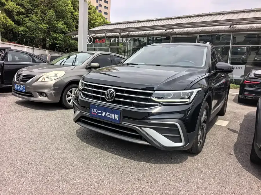 Volkswagen Tiguan L Tiguan L 2022 330TSI Automatic 2WD Smart Edition 2023 — фото 1, купить с доставкой в Москву
