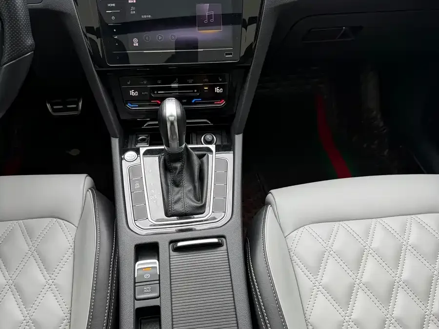 Volkswagen Magotan Magotan 2023 2 million commemorative edition 330TSI DSG leading model 2023 — миниатюра 4