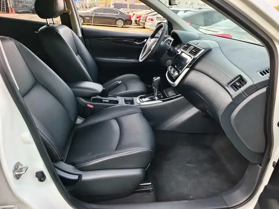 Nissan Tiida Tiida 2021 1.6L CVT Smart Travel Edition 2022 — миниатюра 5