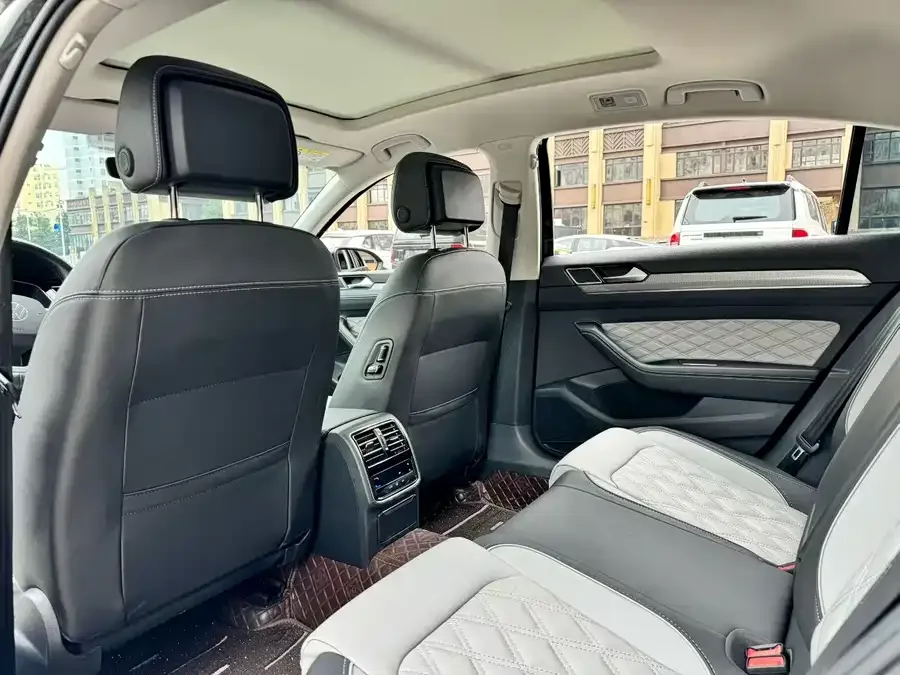 Volkswagen Magotan Magotan 2023 2 million commemorative edition 330TSI DSG luxury model 2023 — миниатюра 2