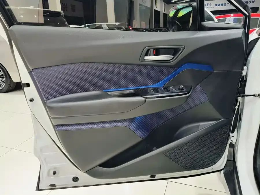 Toyota C-HR EV 2020 Luxury Sunroof Edition 2022 — миниатюра 3