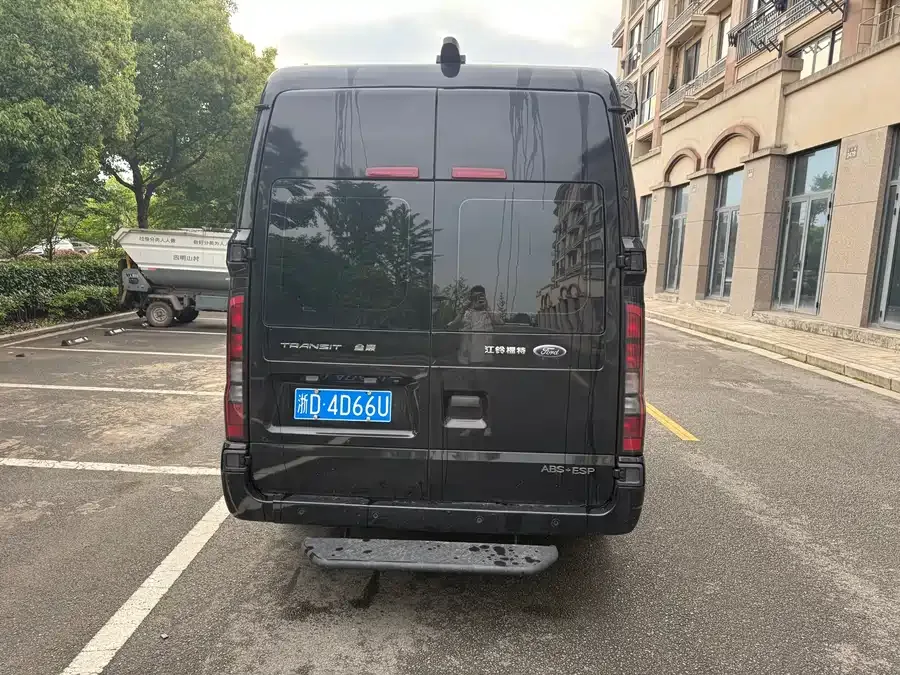 Ford New Generation Transit The new generation Ford Transit 2022 2.2T automatic logistics van Pro, mid-wheelbase, 7-seater, high-roof 2023 — миниатюра 4