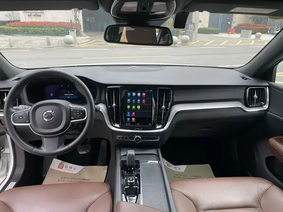 Volvo S60 2024 B4 Luxury Edition 2024 — миниатюра 2