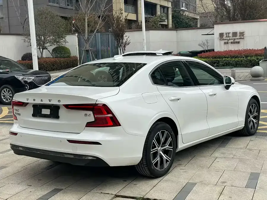 Volvo S60 2024 B4 Luxury Edition 2024 — миниатюра 3