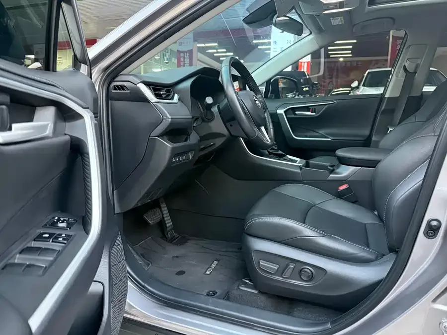 Toyota Wildlander Wildlander 2023 2.0L CVT 4WD Luxury PLUS Edition 2023 — миниатюра 2