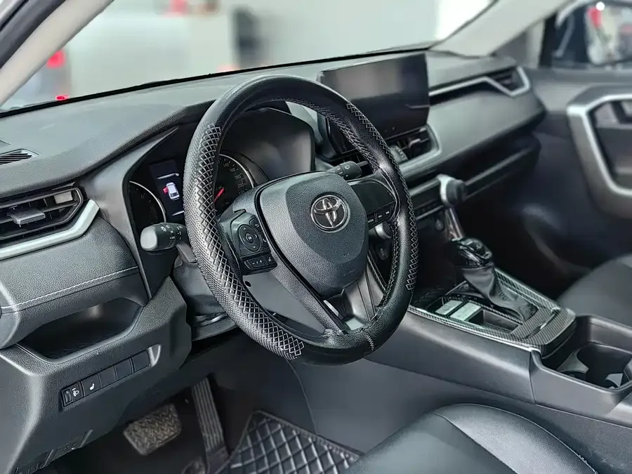 Toyota Wildlander Wildlander 2022 facelift 2.0L CVT two-wheel drive leading version 2024 — миниатюра 4