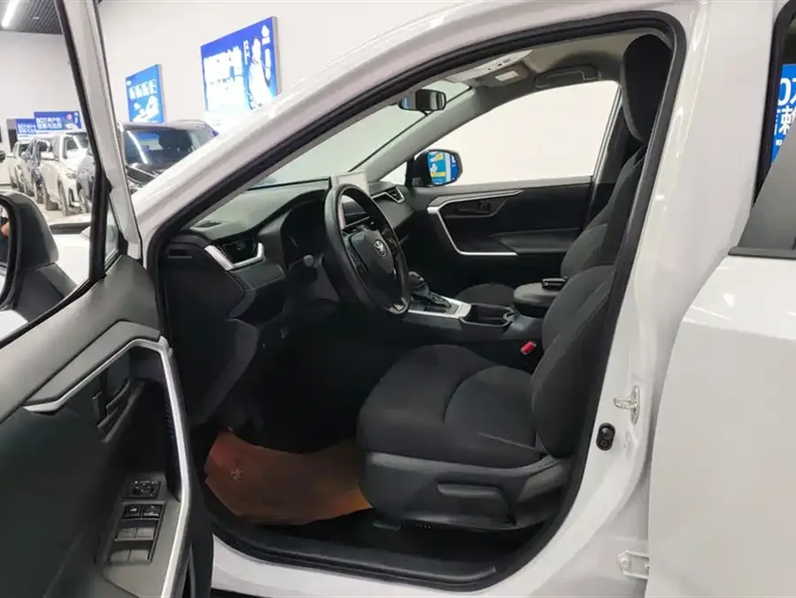 Toyota Wildlander Wildlander 2022 facelift 2.0L CVT two-wheel drive leading version 2023 — миниатюра 3