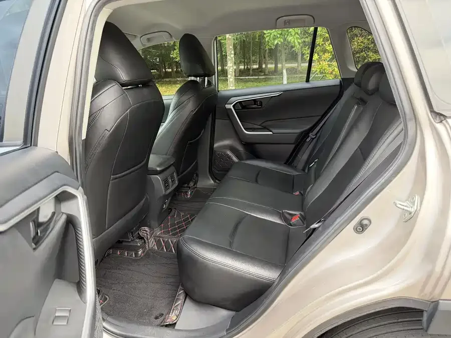 Toyota Wildlander Wildlander 2022 facelift 2.0L CVT two-wheel drive leading version 2022 — миниатюра 3