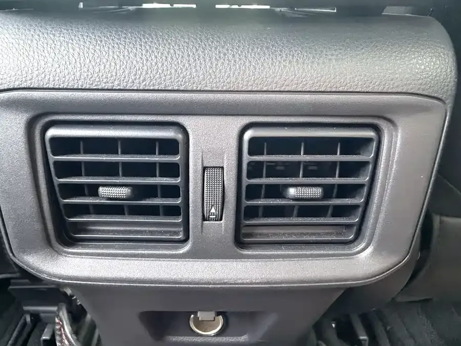 Toyota Wildlander Wildlander 2022 facelift 2.0L CVT two-wheel drive leading version 2022 — миниатюра 4