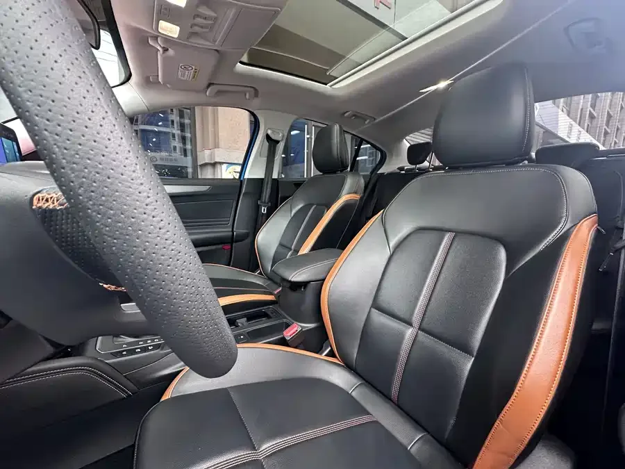 Ford Focus Focus 2022 Sedan EcoBoost 180 Automatic Competition Edition 2023 — миниатюра 4
