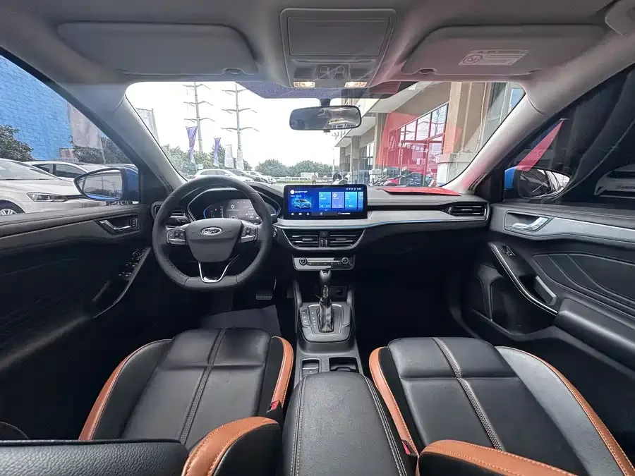 Ford Focus Focus 2022 Sedan EcoBoost 180 Automatic Competition Edition 2023 — миниатюра 5