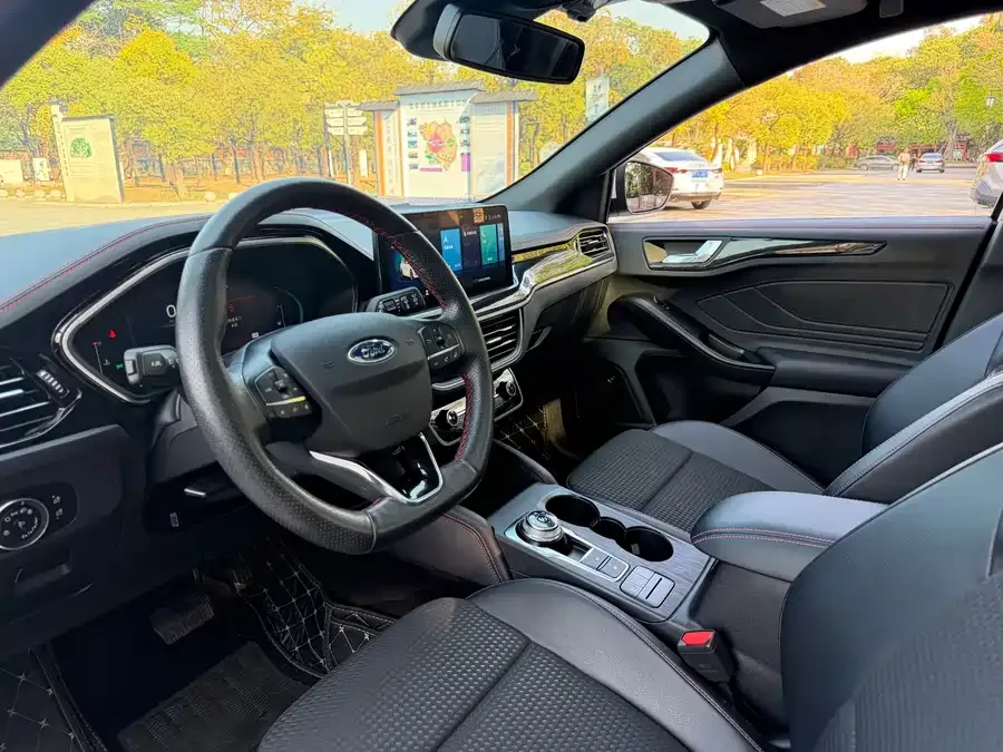 Ford Focus Focus 2021 hatchback EcoBoost 180 automatic ST Line 2022 — миниатюра 4