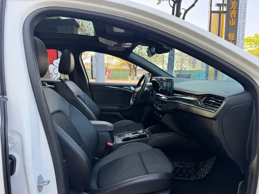 Ford Focus Focus 2021 hatchback EcoBoost 180 automatic ST Line 2022 — миниатюра 5