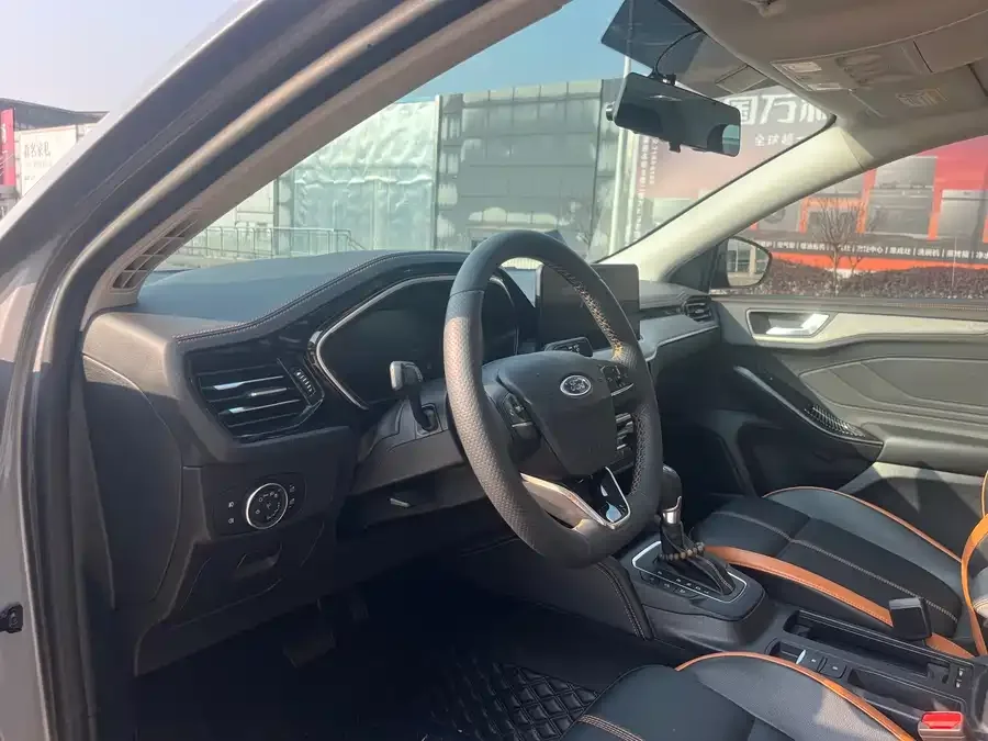 Ford Focus Focus 2022 Sedan EcoBoost 180 Automatic Competition Edition 2022 — миниатюра 3