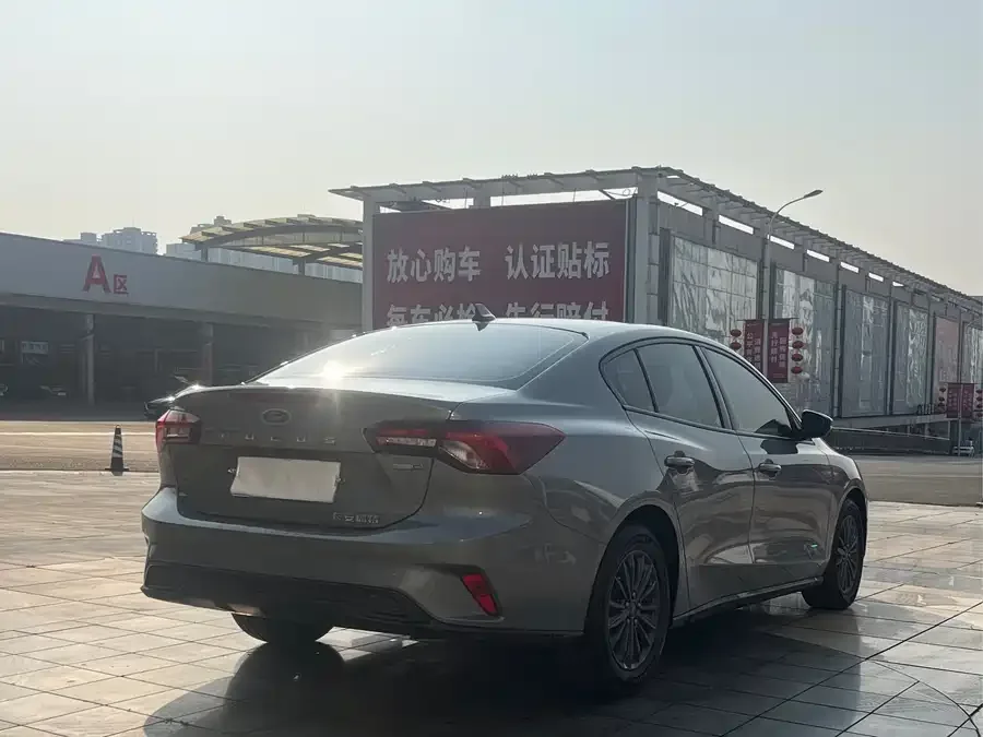 Ford Focus Focus 2022 Sedan EcoBoost 180 Automatic Competition Edition 2022 — миниатюра 4