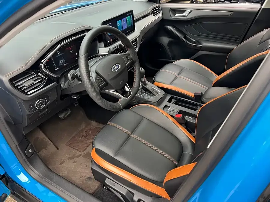 Ford Focus Focus 2022 Sedan EcoBoost 180 Automatic Competition Edition 2023 — миниатюра 3